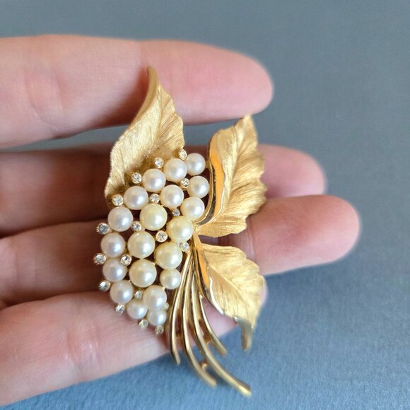 Vintage Crown Trifari faux pearls and clear rhinestones gold tone brooch. - Picture 5 of 7